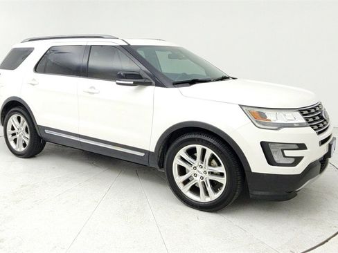 Used 2017 Ford Explorer XLT w/ Equipment Group 202A image 8