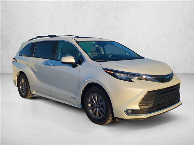 Used 2021 Toyota Sienna XLE AWD/4WD image 2
