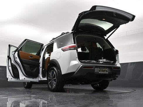 New 2026 Nissan Pathfinder Platinum w/ Cargo Package AWD/4WD image 40