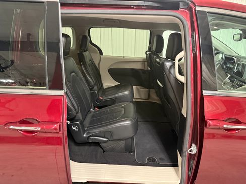 Used 2017 Chrysler Pacifica Touring-L Plus FWD image 9