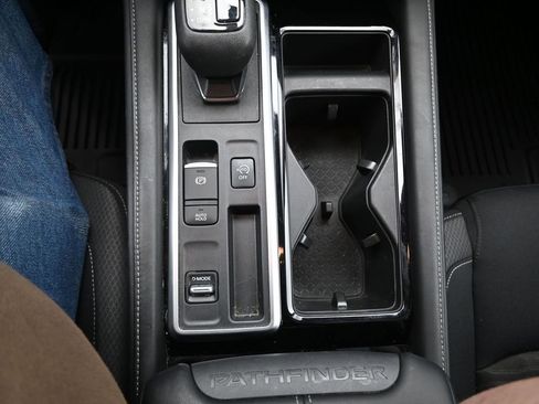 Used 2022 Nissan Pathfinder SV image 18