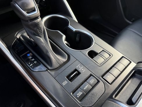 Used 2021 Toyota Highlander XLE image 23