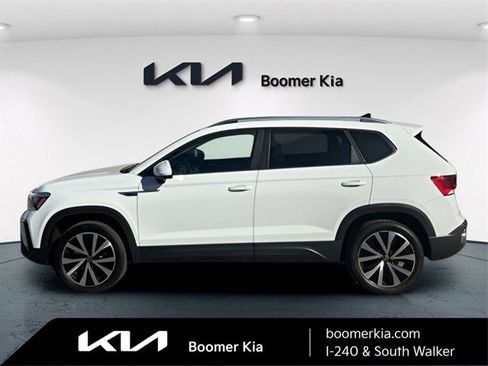 Used 2024 Volkswagen Taos SE image 8