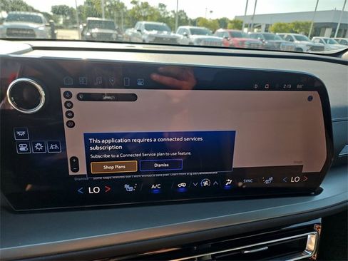 Used 2025 Chevrolet Traverse LT image 14