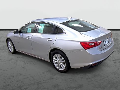 Used 2017 Chevrolet Malibu LT FWD image 2