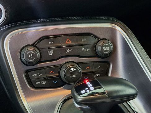 Used 2015 Dodge Challenger R/T Scat Pack w/ Scat Pack Appearance Package RWD image 19