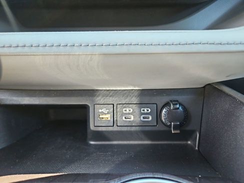 Used 2023 Toyota Highlander Limited FWD image 18
