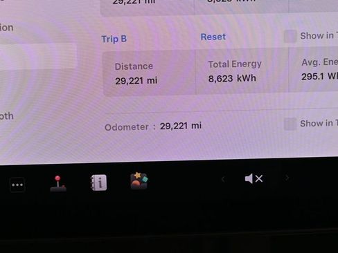 Used 2022 Tesla Model Y Long Range image 25