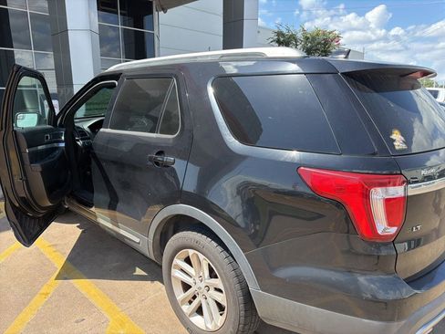 Used 2017 Ford Explorer XLT w/ Equipment Group 201A FWD image 4