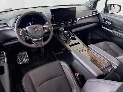 Used 2025 Toyota Sienna Limited image 19