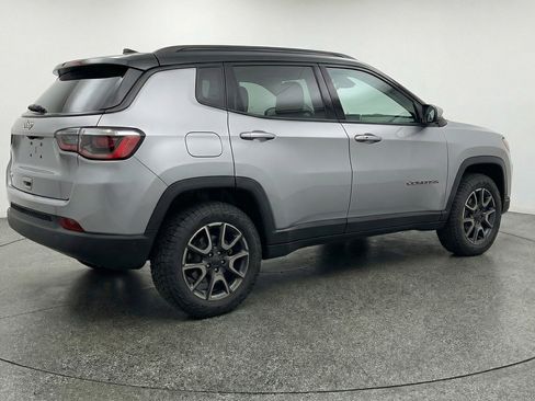 Used 2025 Jeep Compass Trailhawk AWD/4WD image 9