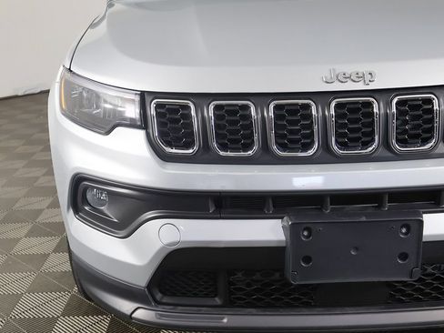 Used 2025 Jeep Compass Latitude AWD/4WD image 12