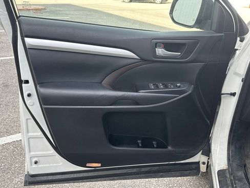 Used 2017 Toyota Highlander XLE image 12