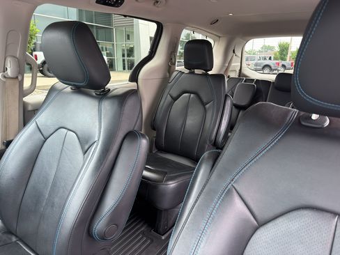 Used 2021 Chrysler Pacifica Touring-L FWD image 16