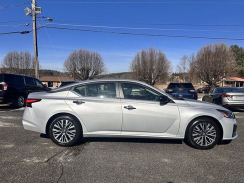 Used 2024 Nissan Altima 2.5 SV image 4