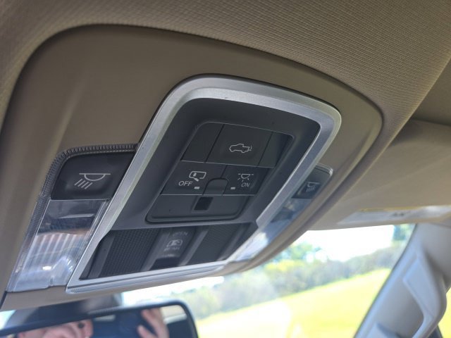 Used 2019 RAM 1500 Laramie AWD/4WD image 14