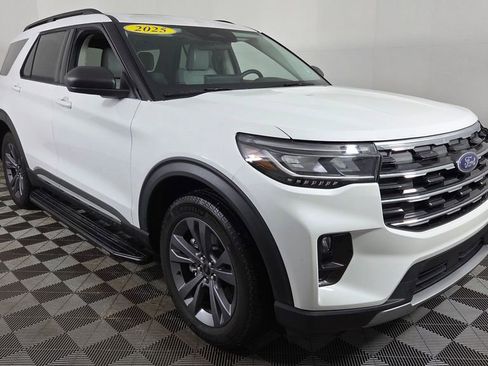 Used 2025 Ford Explorer Active w/ Active Comfort Package image 1