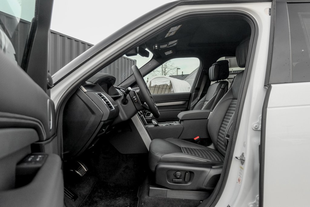 Used 2025 Land Rover Discovery Dynamic SE AWD/4WD image 9