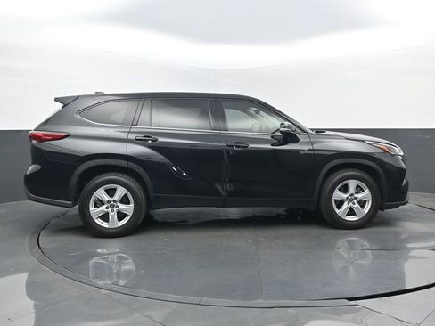 Used 2021 Toyota Highlander L FWD image 2