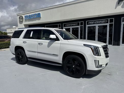 Used 2018 Cadillac Escalade Luxury AWD/4WD image 6