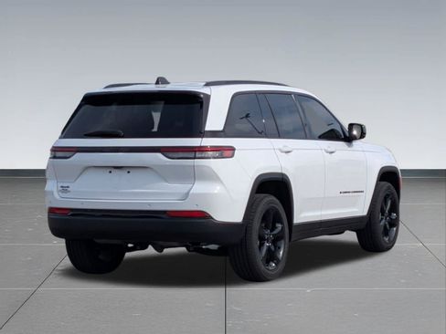 Used 2023 Jeep Grand Cherokee Altitude AWD/4WD image 5