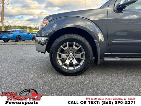 Used 2014 Nissan Frontier SL w/ SL Moonroof Package image 25