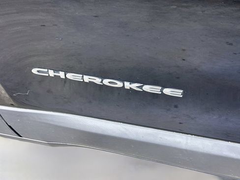 Used 2019 Jeep Cherokee Latitude Plus FWD image 28