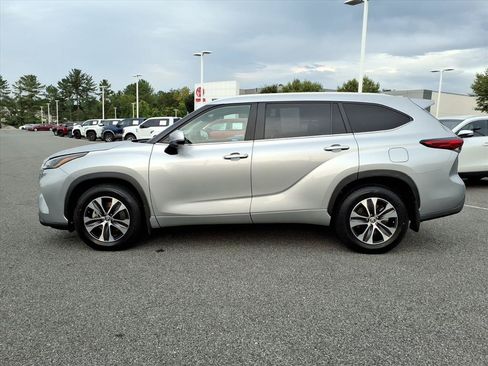 Used 2023 Toyota Highlander XLE AWD/4WD image 14