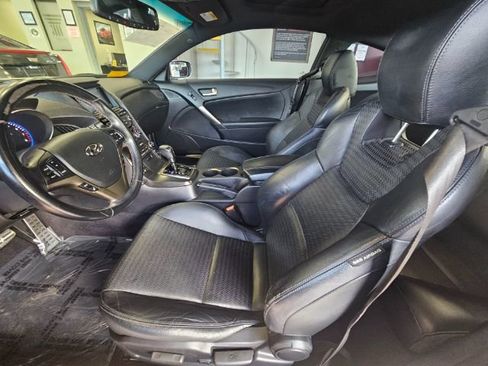 Used 2013 Hyundai Genesis 3.8 image 10