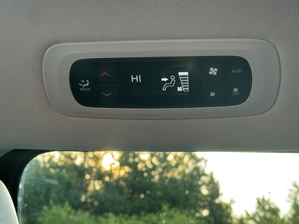 Used 2024 Chrysler Pacifica Touring-L FWD image 26