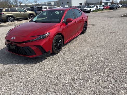 Used 2025 Toyota Camry SE FWD image 7