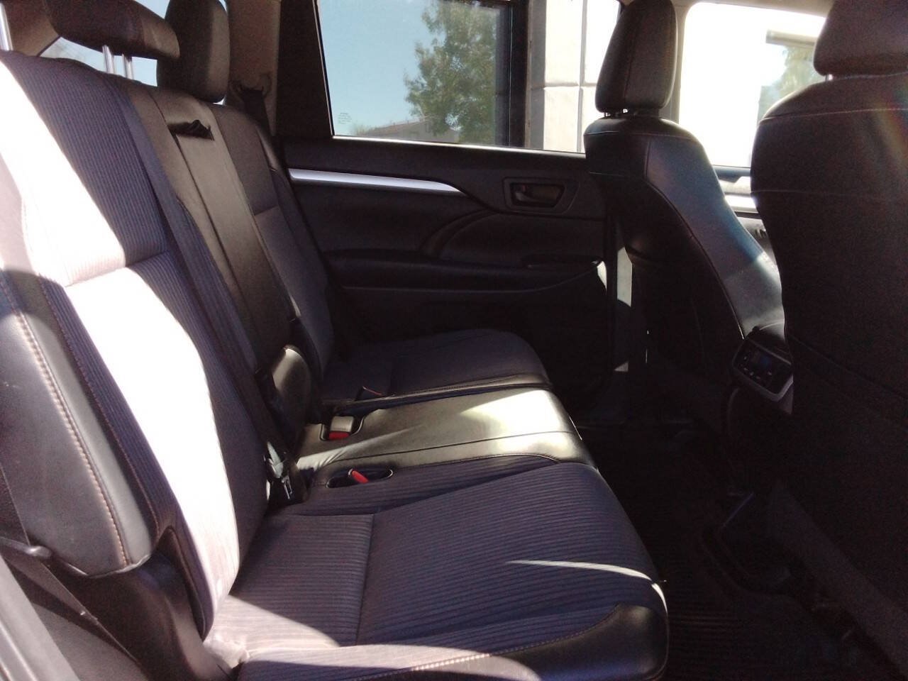 Used 2015 Toyota Highlander Plus FWD image 12