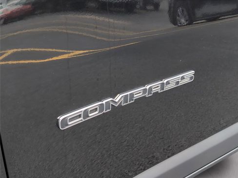 Used 2024 Jeep Compass Latitude image 30