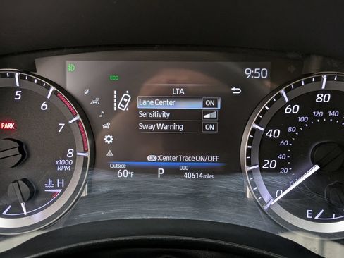 Used 2024 Toyota Highlander LE AWD/4WD image 7