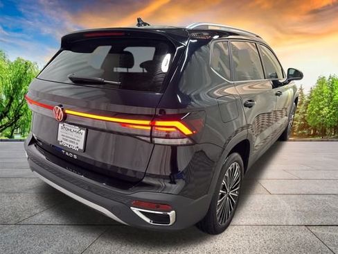 Certified 2025 Volkswagen Taos SE w/ Panoramic Sunroof Package image 4