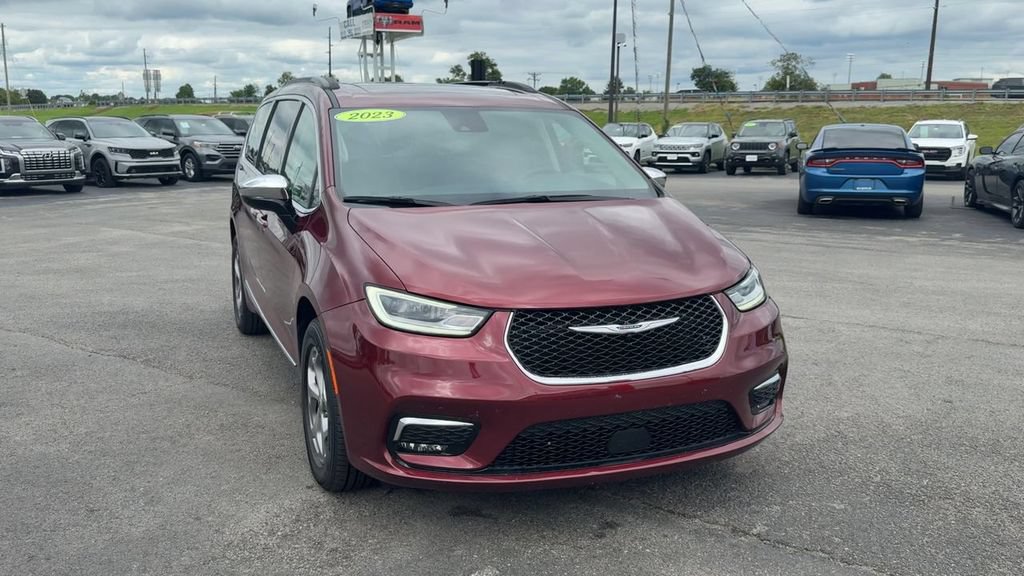 Used 2023 Chrysler Pacifica Limited AWD/4WD image 9