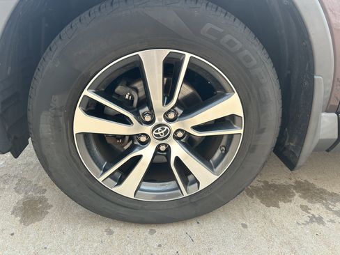 Used 2018 Toyota RAV4 XLE AWD/4WD image 11