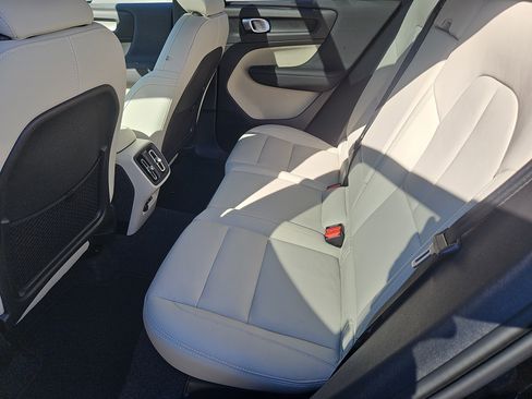 Used 2025 Volvo XC40 B5 Ultra w/ Climate Package image 32