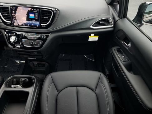 New 2026 Chrysler Pacifica Select w/ S Appearance Package FWD image 16
