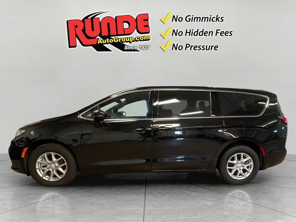 Used 2026 Chrysler Pacifica Select FWD image 3
