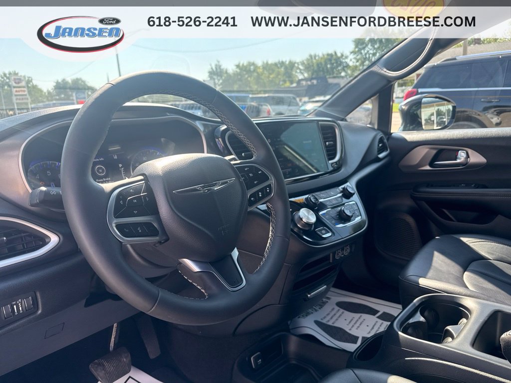 Used 2025 Chrysler Pacifica Select FWD image 14