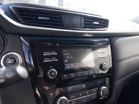 Used 2017 Nissan Rogue SV AWD/4WD image 18