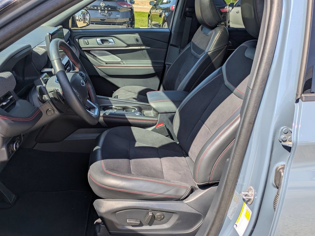 Used 2025 Ford Explorer ST AWD/4WD image 7