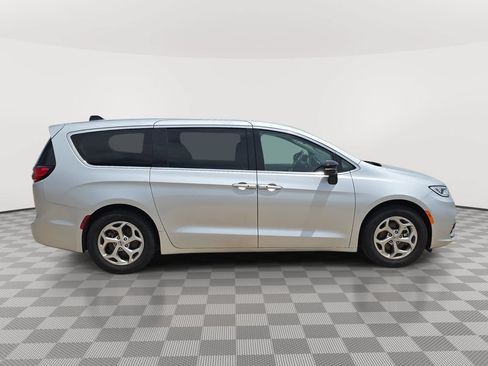 Used 2024 Chrysler Pacifica Limited FWD image 8