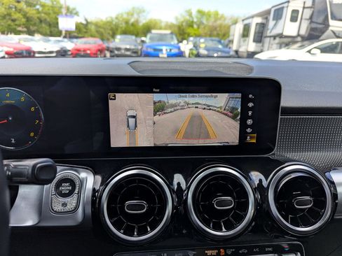 Used 2021 Mercedes-Benz GLB 250 4MATIC w/ Premium Package image 20