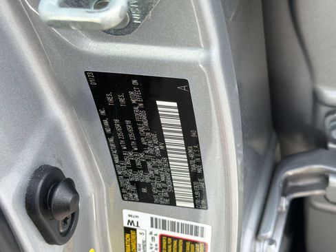 Used 2023 Toyota Highlander XLE FWD image 27