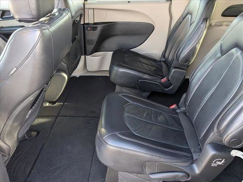 Used 2022 Chrysler Pacifica Touring-L image 17