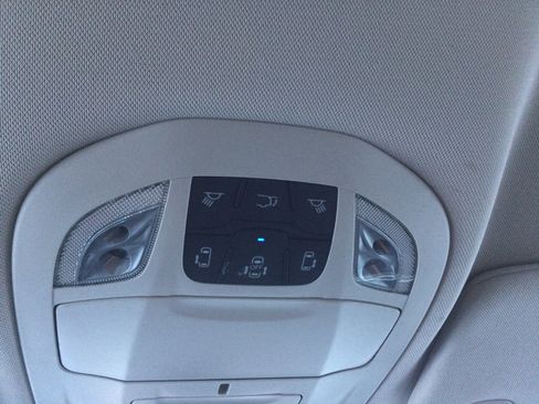 Used 2019 Chrysler Pacifica Touring-L w/ Tire & Wheel Group image 11