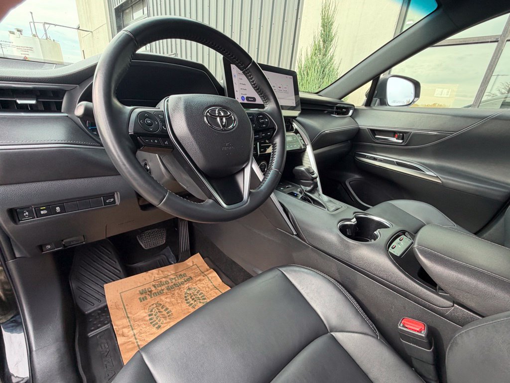 Used 2024 Toyota Venza XLE AWD/4WD image 12