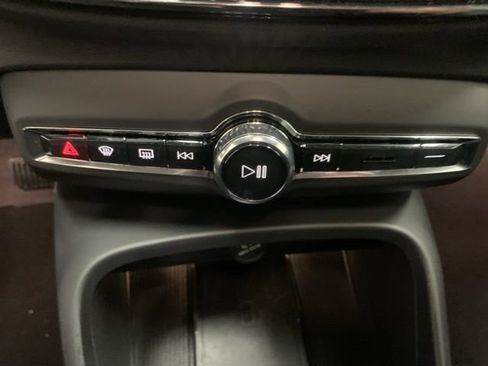 Used 2025 Volvo XC40 B5 Plus image 15